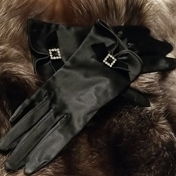 Satin and velvet rhinestone embelished gloves - Picture 6 of 6